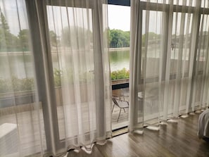 Kahden hengen comfort-huone, järvinäköala | Sisätilat