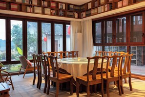 Bao gồm bữa sáng buffet hàng ngày