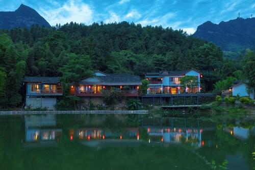 Zhangjiajie Ldyllic PondsideTimber Lodge