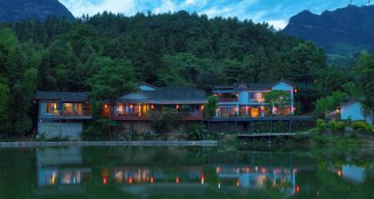 Zhangjiajie Ldyllic PondsideTimber Lodge