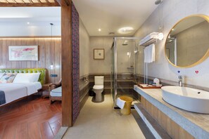 Comfort-Zweibettzimmer, Bergblick | Badezimmer | Kostenlose Toilettenartikel, Haartrockner, Hausschuhe, Handtücher