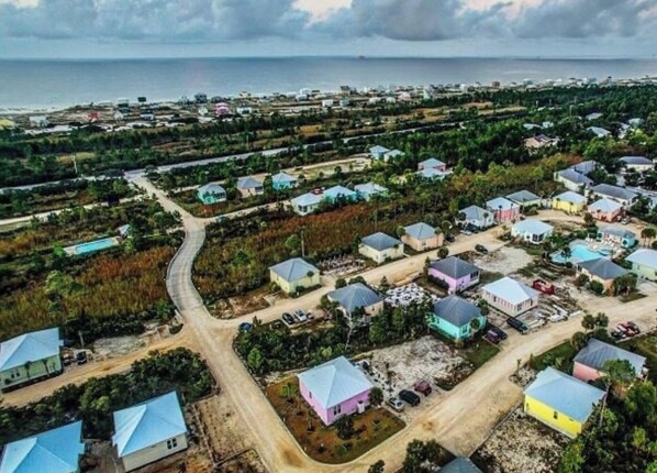 A coastal residential area with houses, roads, and a beach. - 7018 Rookery 3 New Listing 2 pools 1 min to Beach (Gulf Shores)