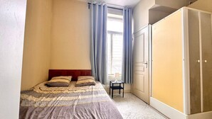 1 多间卧室、办公桌、床单