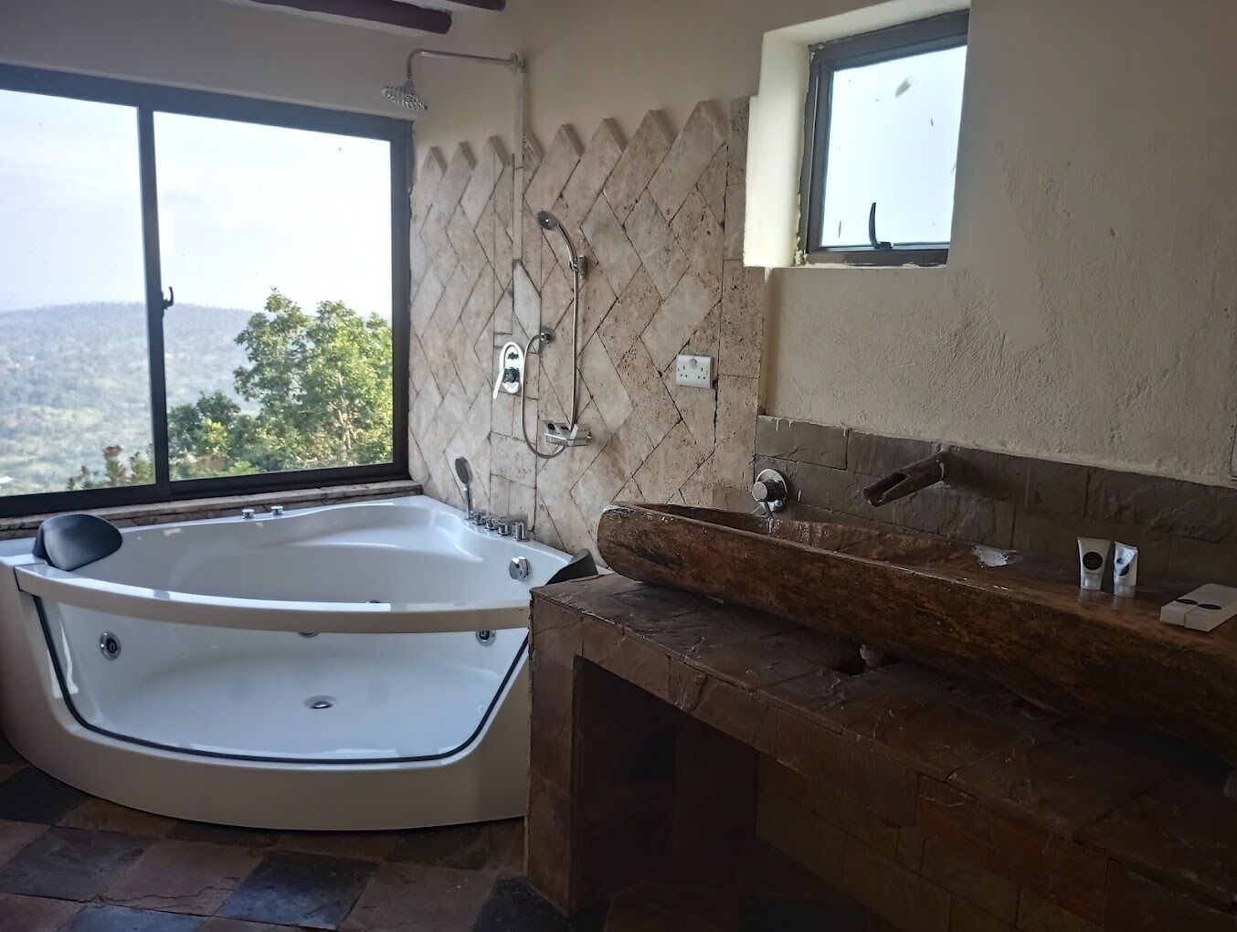 Family Twin Room | Bilik Mandi | Pancuran mandi, kelengkapan dandanan diri percuma, selipar 