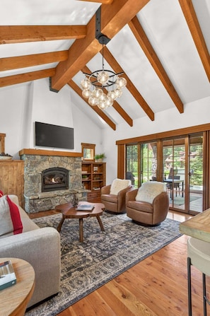 Smart TV, fireplace