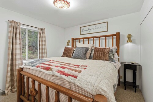 Lakeview Log Cabin | Walk to Beach | Fire Pit + More