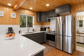 Fridge, microwave, oven, stovetop - Lakeview Log Cabin | Walk to Beach | Fire Pit + More (Mountain Home)