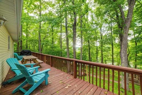 Waterfront Group Getaway Near Land Btwn the Lakes