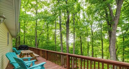 Waterfront Group Getaway Near Land Btwn the Lakes