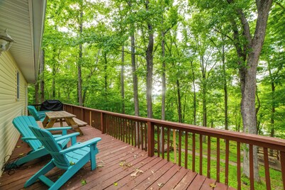 Waterfront Group Getaway Near Land Btwn the Lakes