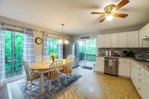 Fridge, microwave, stovetop, dishwasher - Waterfront Group Getaway Near Land Btwn the Lakes (Cadiz)