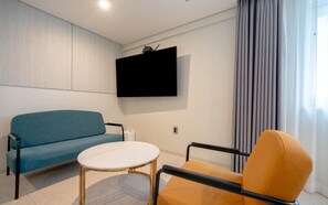 Senior Twin Room, Ocean View | Living area - Hotel Cherry Blossom (Changwon-si)