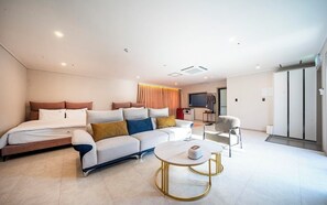 Royal Twin Room, Ocean View | Living area - Hotel Cherry Blossom (Changwon)