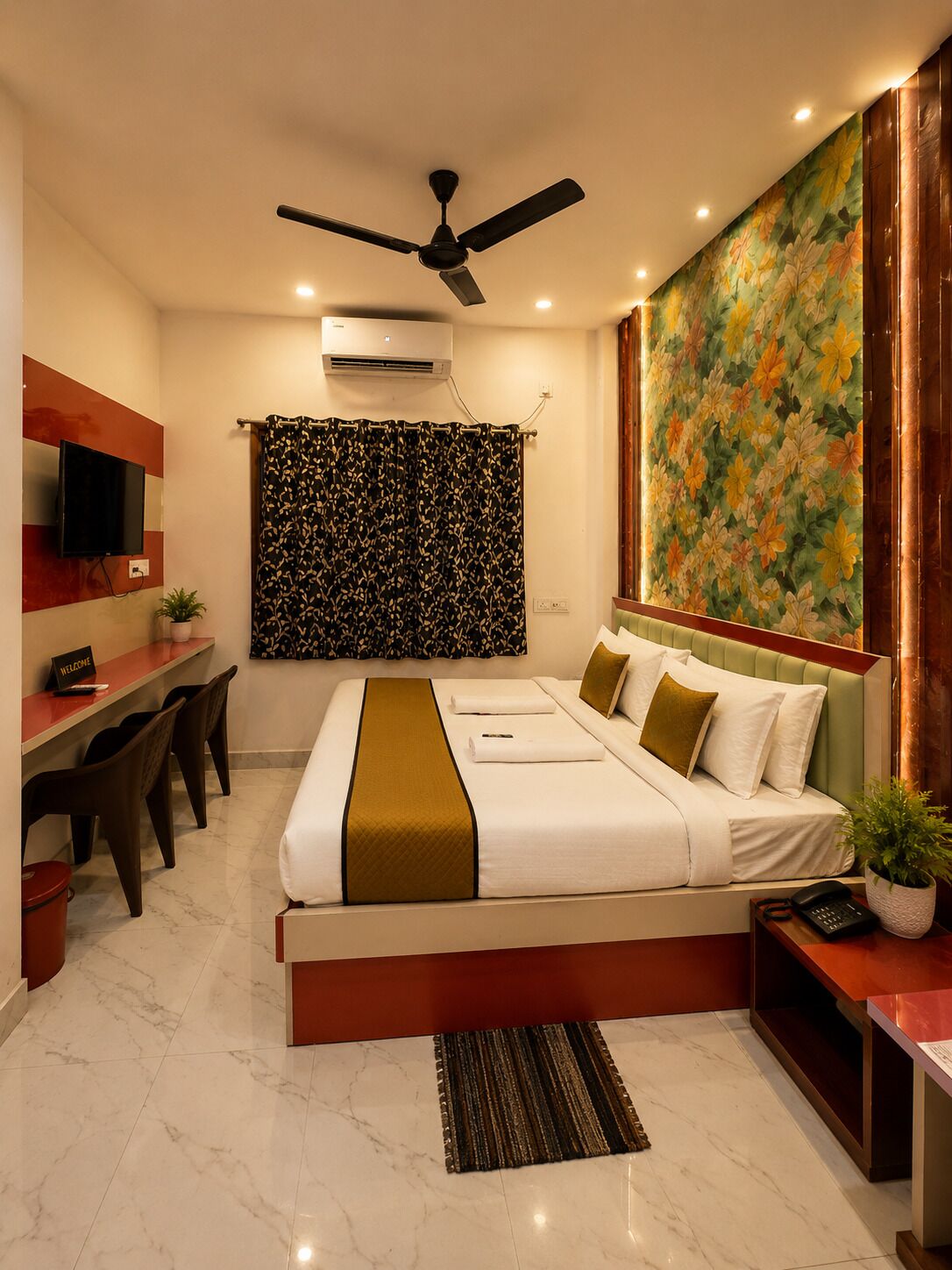 Una habitación de hotel con cama, escritorio y un gran mural floral.