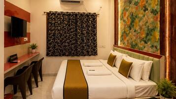 Una habitación de hotel con cama, escritorio y un gran mural floral.