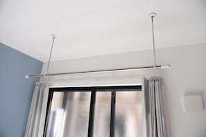 A room with a window, curtains, and a ceiling-mounted rod. - Ashe Maison Tennoji West II (Osaka)