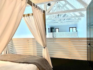 Escritorio, wifi gratis y ropa de cama 