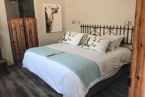 Een kluis op de kamer, een strijkplank/strijkijzer, gratis wifi