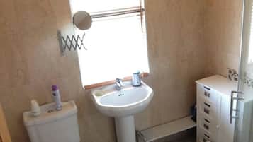 Room, 1 Bedroom, Patio | Bathroom