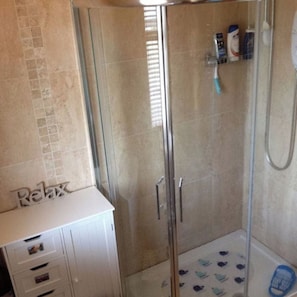Room, 1 Bedroom, Patio | Bathroom - Room-serene House Rental in Kent! Privat (Gravesend)