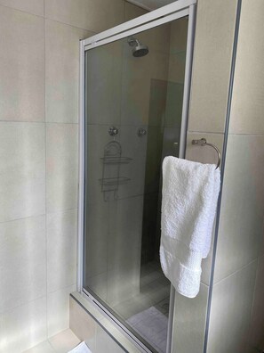 Dusche, Haartrockner, Handtücher