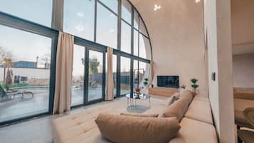 Luxury Suite, Mountain View | Living area
