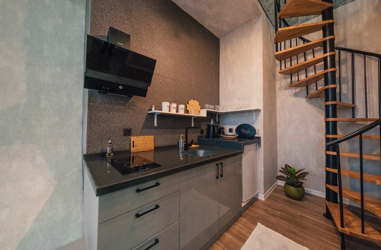Suite Luxe, vue montagne | Cuisine privée | Mini réfrigérateur, plaque de cuisson