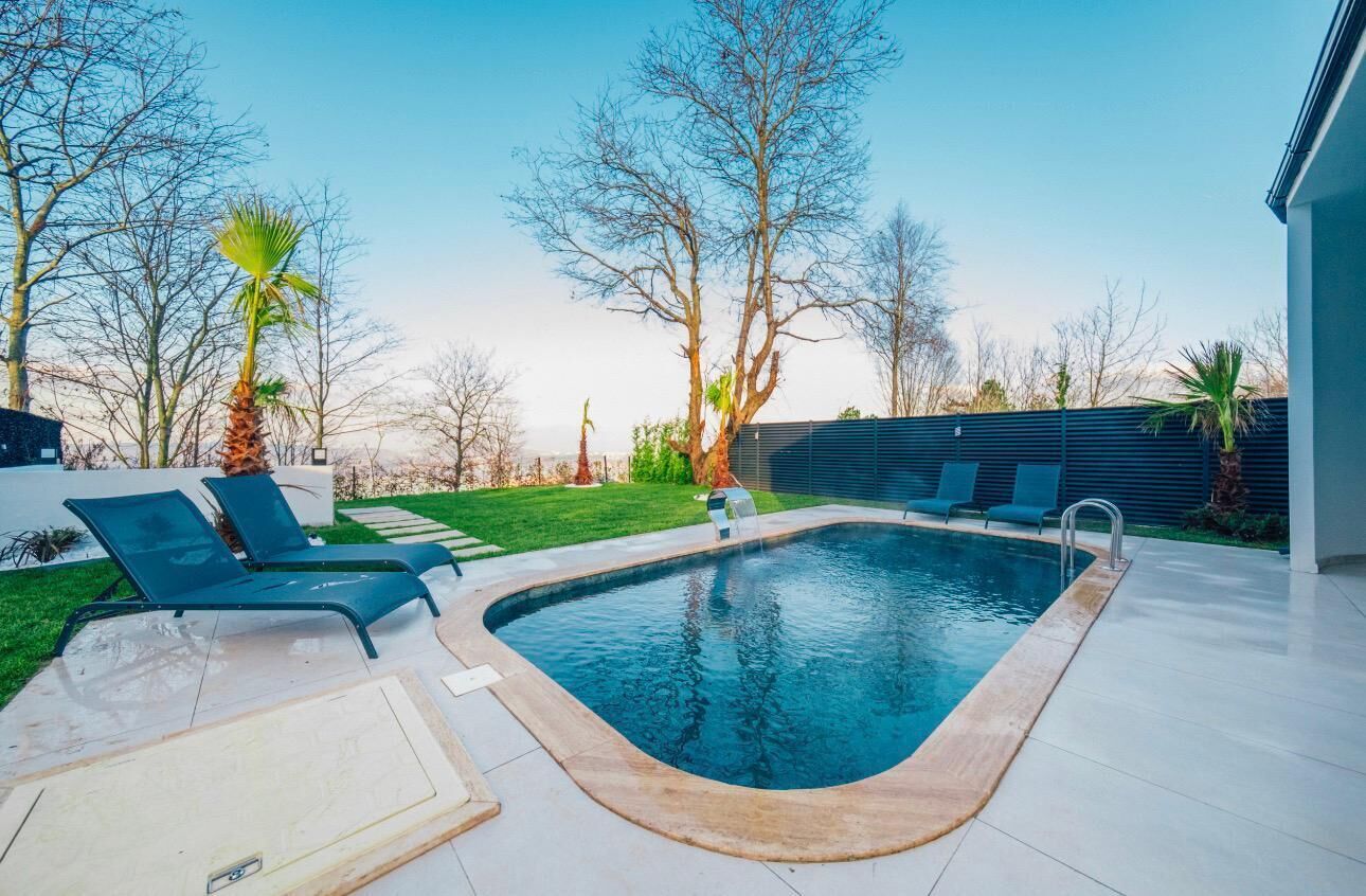 Villa Luxury, vista lago | Piscina | 8 piscine all'aperto, ombrelloni da piscina, lettini