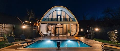 Svit - utsikt mot bergen | Pool | 8 utomhuspooler, parasoller och solstolar
