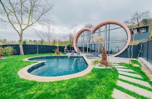 8 outdoor pools, pool umbrellas, pool loungers