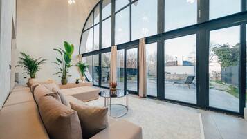 Luxe suite, uitzicht op bergen | Woonruimte