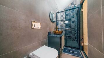 Suite, uitzicht op bergen | Badkamer | Een haardroger, handdoeken, zeep, shampoo