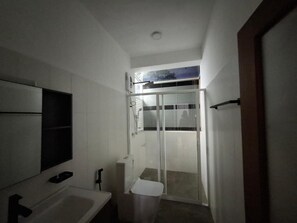 Slippers, towels, soap, toilet paper - Highgarden Hideaway Villa - Gampola (Gampola)