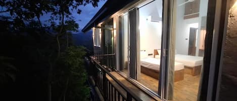 Habitación triple estándar, balcón, vista a la montaña | Áreas de la propiedad