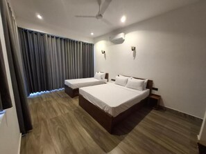 Standard Triple Room, Balcony, Mountain View | Desk, laptop workspace, blackout curtains, iron/ironing board - Highgarden Hideaway Villa - Gampola (Gampola)