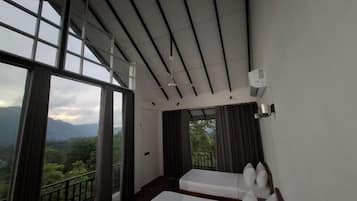 Kamar Triple Standar, balkon, pemandangan gunung | Meja kerja, ruang kerja ramah laptop, dan tirai kedap cahaya