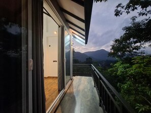 Quarto triplo standard, sacada, vista para a montanha | Terraço/pátio