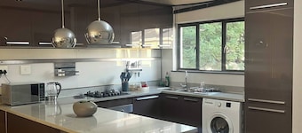 Light-Filled 2BR 2BA Spacious Apartment
