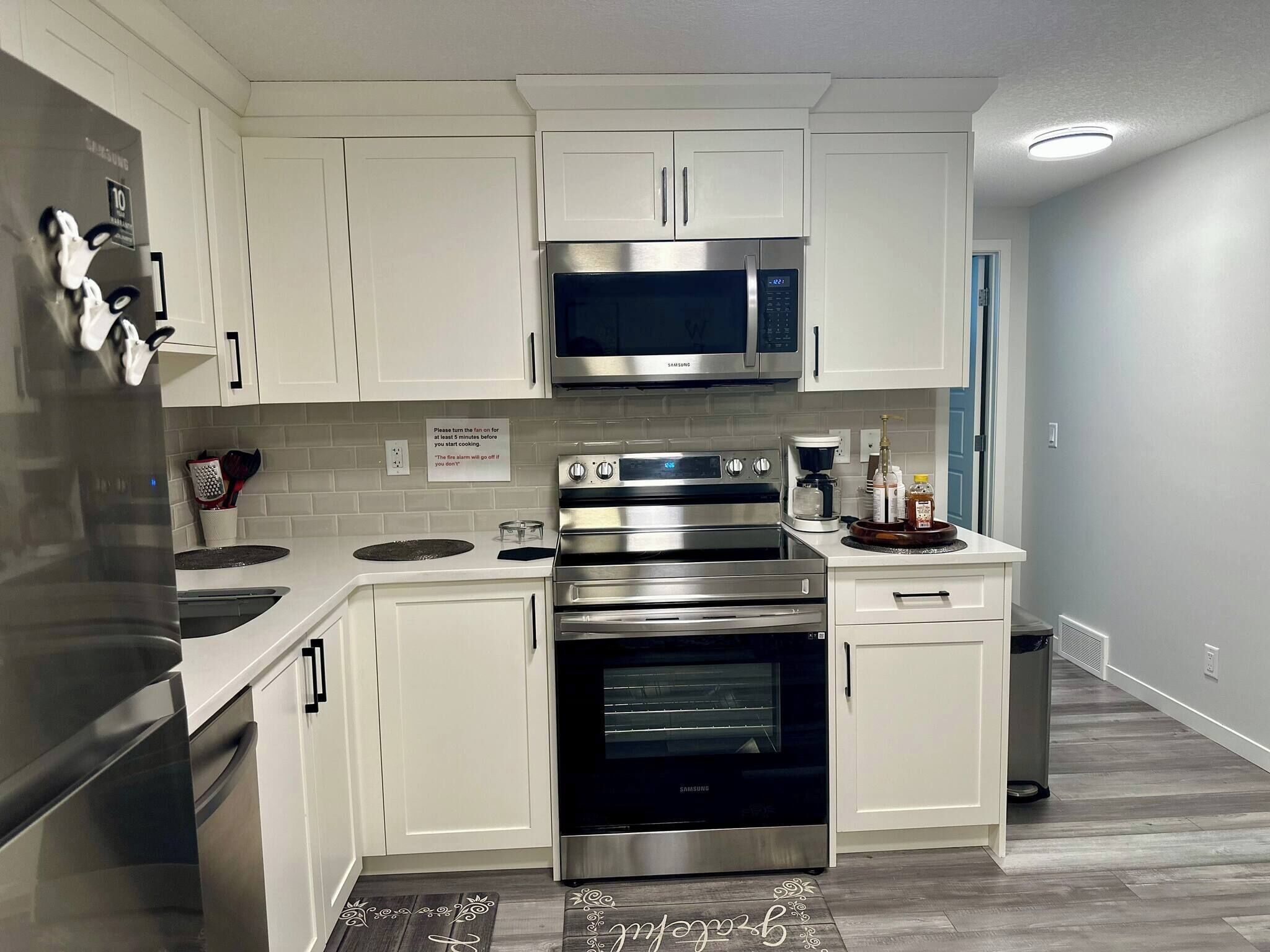 Refrigerador, microondas, horno, placa de cocina