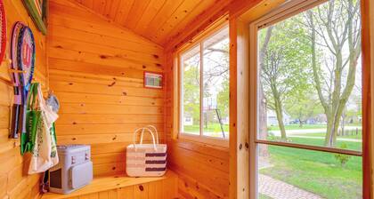 Blocks to Beach & Eats! Elk Rapids 'Cozy Cottage'