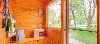 Blocks to Beach & Eats! Elk Rapids 'Cozy Cottage'
