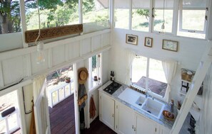 A kitchen with a window, a stove, and cabinets. - Tiny Villa in nature with epic sunrise view (Gili Trawangan, Pemenang)