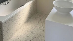 A bathroom with a bathtub, a window, and a countertop with a bowl. - Villa with pool near Hossegor beaches (Angresse)