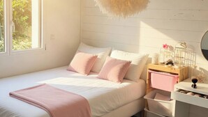A bedroom with a bed, bedside table, and a hanging light fixture. - Villa with pool near Hossegor beaches (Angresse)