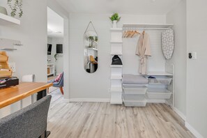 Escritorio, tabla de planchar con plancha, internet y ropa de cama 