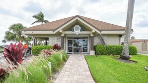Um edifício com uma placa que diz 'Pro Shop' e 'Gables Country Club'.