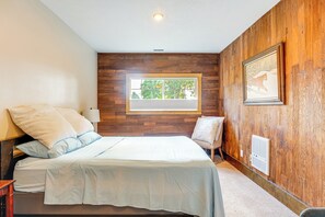 Internet, bed sheets - Private + Secluded: 2BR Vancouver Home w/ Fire Pit (Vancouver)
