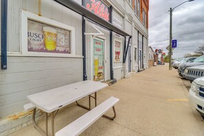 Outdoor dining - 7 Mi to Lake Cochrane: Quaint Gary Getaway! (Gary)