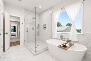 Amenidades de baño gratuitas, jabón, shampoo, papel de baño 