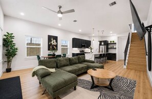 Luxury Townhome | Living area - Dejs Signature Oasis NRG stadium (Houston)